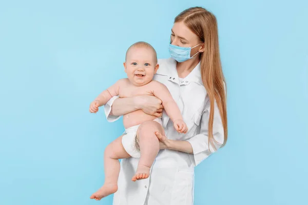 Konsep Kedokteran Kesehatan Dan Pediatris Seorang Dokter Anak Perempuan Dengan — Stok Foto