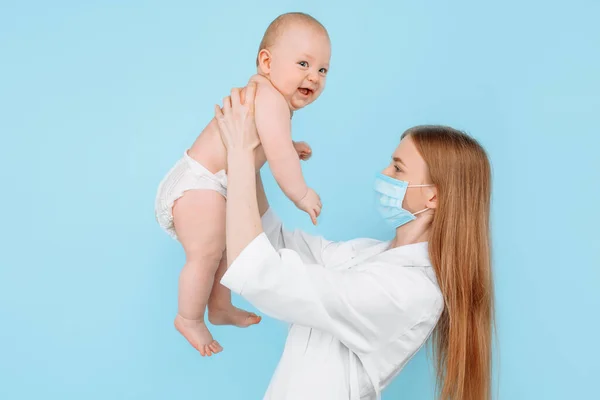 Konsep Kedokteran Kesehatan Dan Pediatris Seorang Dokter Anak Perempuan Dengan — Stok Foto