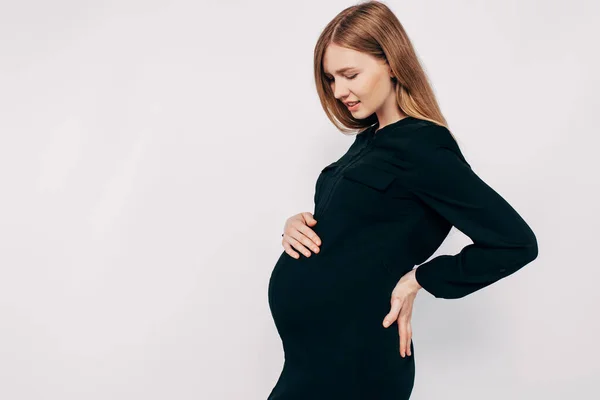 Hermosa Mujer Embarazada Vestido Negro Posando Sobre Fondo Blanco Fotografía — Foto de Stock