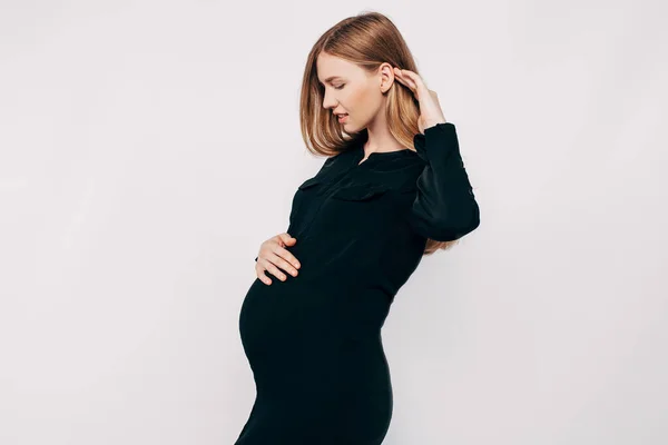 Belle Femme Enceinte Robe Noire Posant Sur Fond Blanc Photographie — Photo