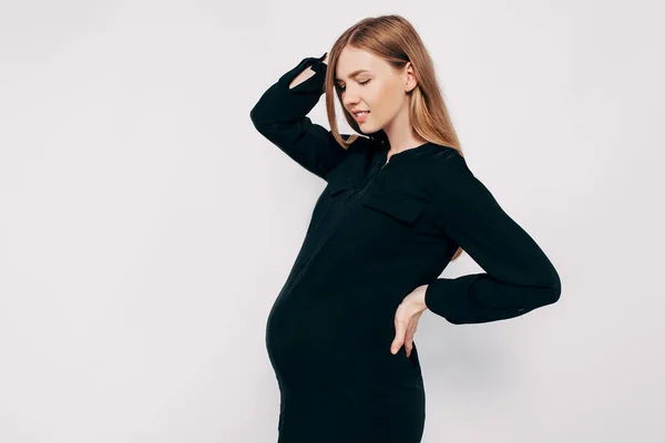 白い背景にポーズをとる黒のドレスの美しい妊婦 ファッション写真妊娠 — ストック写真