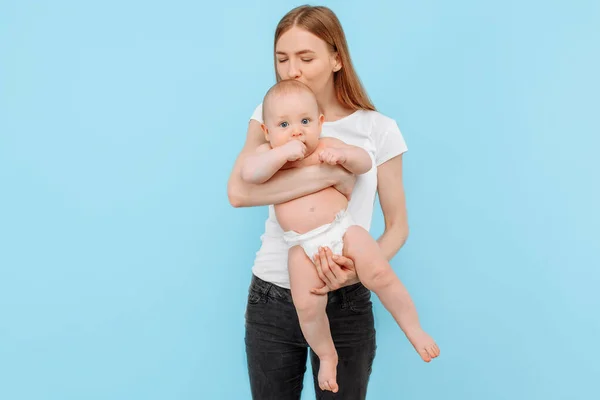 Una Joven Madre Feliz Niño Pequeño Pañal Una Familia Divirtiéndose — Foto de Stock