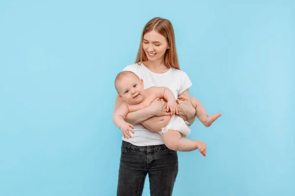 Una Joven Madre Feliz Niño Pequeño Pañal Una Familia Divirtiéndose — Foto de Stock