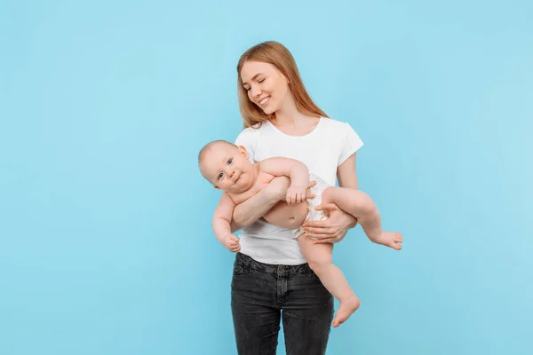 Seorang Ibu Muda Yang Bahagia Dan Seorang Anak Laki Laki — Stok Foto