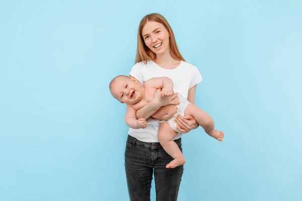 Una Joven Madre Feliz Niño Pequeño Pañal Una Familia Divirtiéndose — Foto de Stock