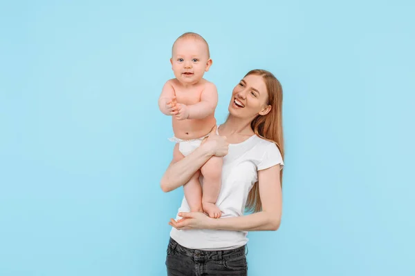 Familia Feliz Una Madre Sonriente Levanta Suavemente Aire Adorable Hijo — Foto de Stock