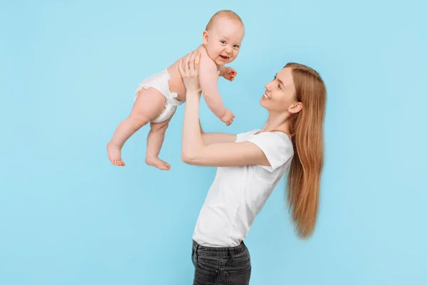 Keluarga Bahagia Seorang Ibu Tertawa Lembut Mengangkat Anaknya Yang Baru — Stok Foto