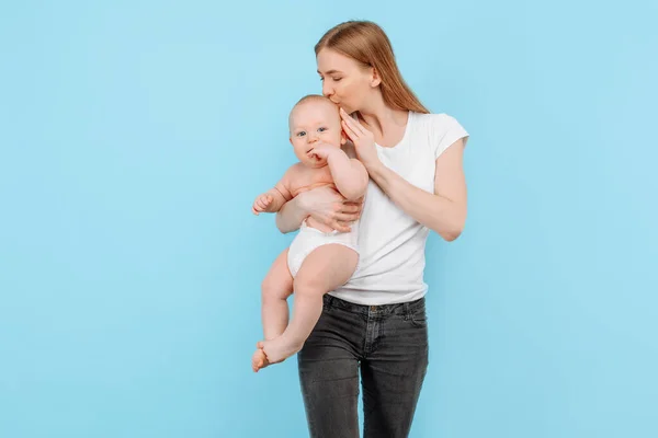 Bonne Famille Une Jeune Belle Mère Avec Son Adorable Fils — Photo