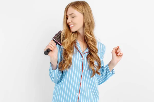 Jong Mooi Meisje Blauw Pyjama Kammen Haar Haar Met Een — Stockfoto