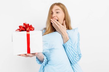 Pijamalı güzel bir kız, elinde bir hediye, sevgililer gününde, ya da anneler gününde.