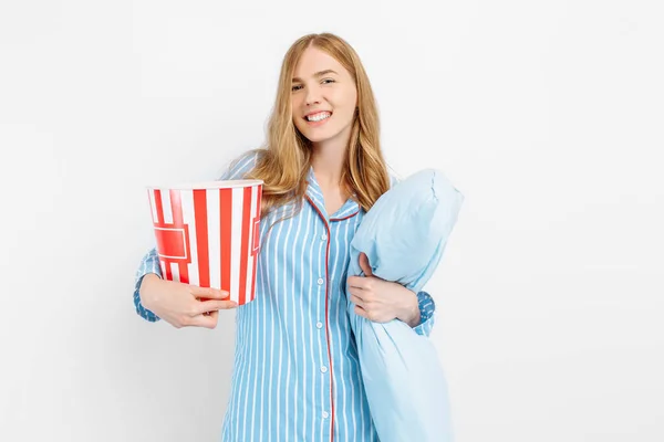 Een Meisje Pyjama Films Kijken Met Popcorn Haar Handen Een — Stockfoto