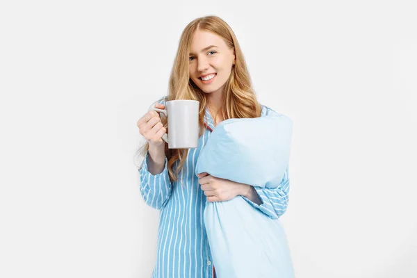 줄무늬 잠옷을 베개를 아침에 커피나 마시며 배경에 외따로 떨어져 아름다운 — 스톡 사진