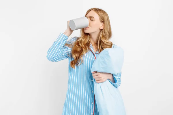 Mooi Meisje Gestreepte Pyjama Met Een Kussen Haar Handen Met — Stockfoto