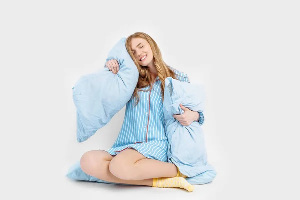 Красивая Девушка Пижаме Сидящая Кровати Подушками Руках Белом Фоне Женщина — стоковое фото