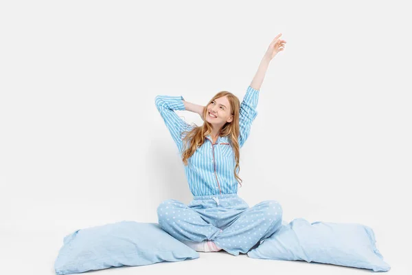 Schöne Mädchen Schlafanzug Auf Dem Bett Sitzend Mit Kissen Den — Stockfoto
