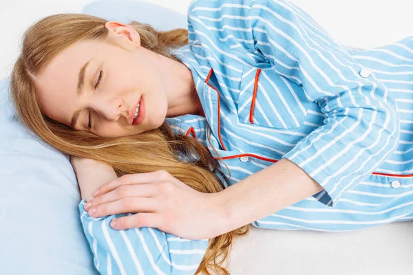 Щаслива Молода Дівчина Смугастій Піжамі Спить Білому Ліжку Спальні Вранці — стокове фото