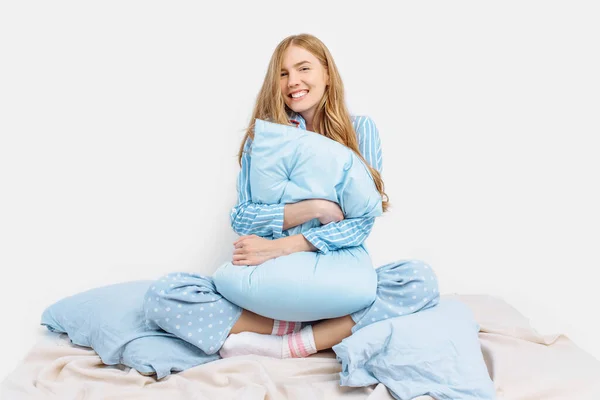 Beautiful Girl Pajamas Sitting Bed Pillows Her Hands White Background — Stock Photo, Image