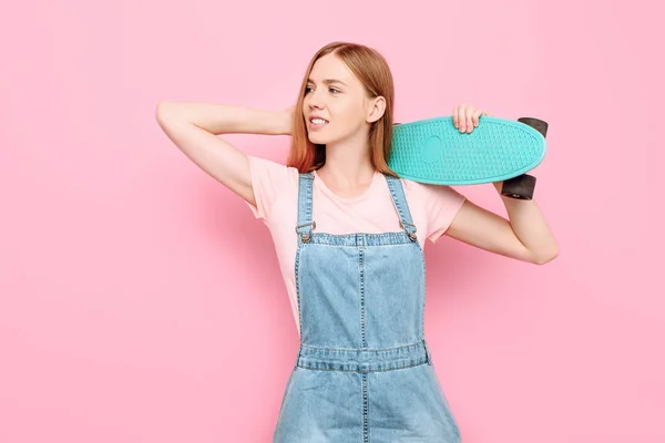 Retrato Una Chica Atractiva Elegante Sonriendo Sosteniendo Monopatín Aislado Sobre — Foto de Stock