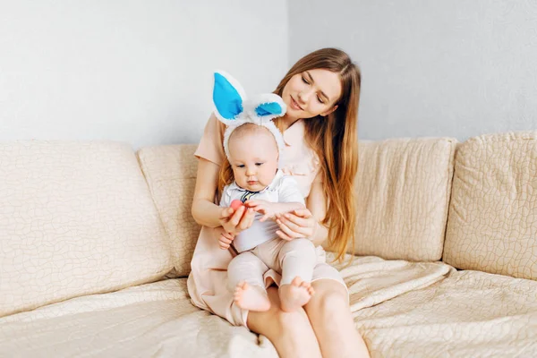 Ibu Dan Bayi Dengan Telinga Kelinci Duduk Sofa Dengan Telur — Stok Foto