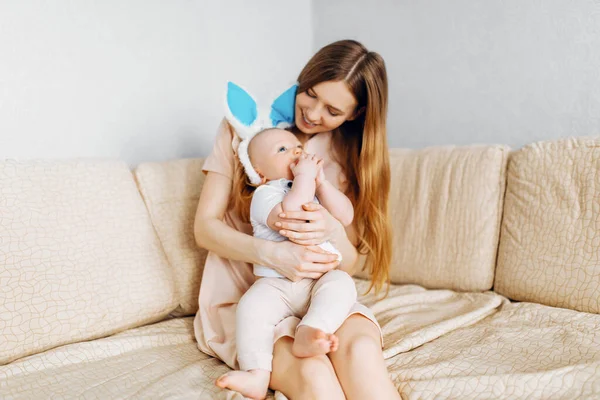 Maman Bébé Avec Des Oreilles Lapin Avec Des Œufs Pâques — Photo