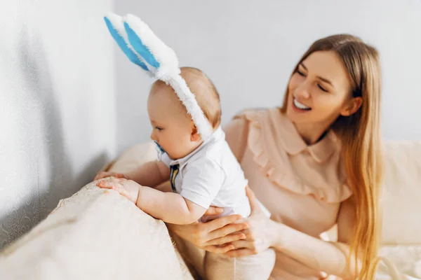 Ibu Dan Bayi Dengan Telinga Kelinci Dengan Telur Paskah Tangan — Stok Foto