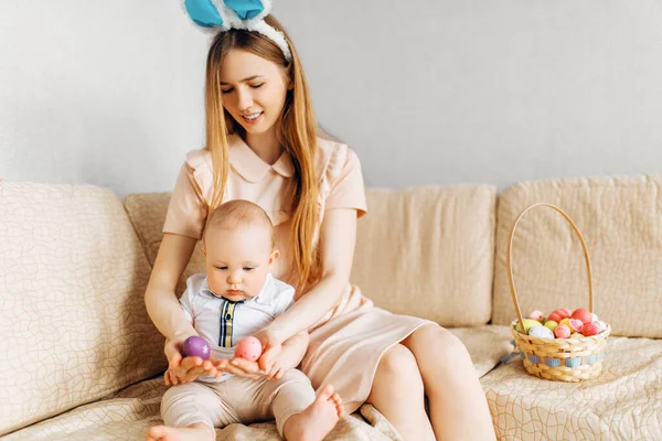 Ibu Dan Bayi Dengan Telinga Kelinci Duduk Sofa Dengan Telur — Stok Foto