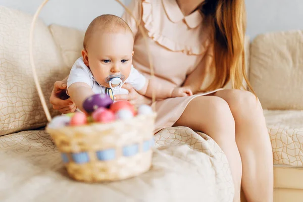 Feliz Pascua Una Madre Bebé Pequeño Con Orejas Conejo Día — Foto de Stock