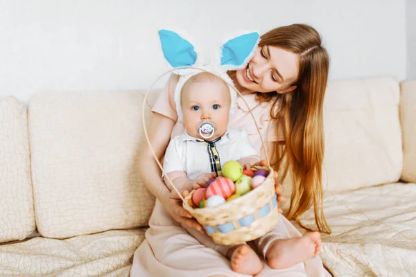 Feliz Páscoa Uma Mãe Bebê Pequeno Com Orelhas Coelho Dia — Fotografia de Stock