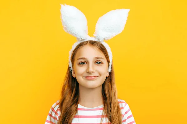 Щаслива Маленька Красива Дівчинка Голові Вухами Кролика Позує Жовтому Тлі — стокове фото