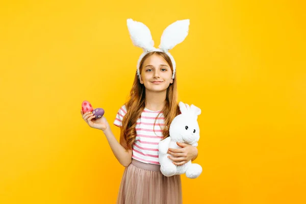 Щаслива Красива Дівчина Голові Кролячими Вухами Тримає Великодні Кольорові Яйця — стокове фото