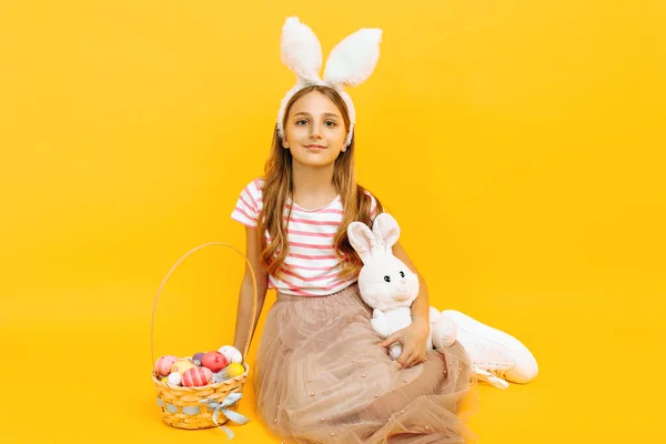 Щаслива Красива Дівчина Голові Кролячими Вухами Тримає Кошик Барвистими Яйцями — стокове фото