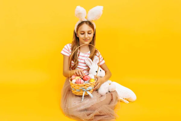 Щаслива Красива Дівчина Голові Кролячими Вухами Тримає Кошик Барвистими Яйцями — стокове фото