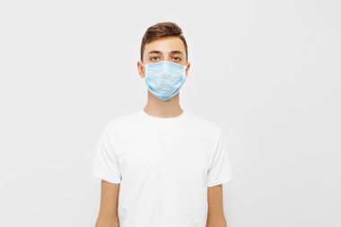 Enfeksiyonu önlemek için hijyen maskesi takan bir kişi, grip gibi hava yoluyla bulaşan solunum hastalıkları, bulaşıcı hastalıklara karşı koruma, beyaz arka planda izole edilmiş bir koronavirüs.