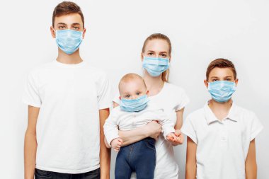 Aile bireyleri ve çocuklar enfeksiyonu önlemek için tıbbi maske takarlar. Solunum hastalıkları, beyaz arka planda izole edilmiş koronavirüs.