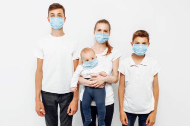 Aile bireyleri ve çocuklar enfeksiyonu önlemek için tıbbi maske takarlar. Solunum hastalıkları, beyaz arka planda izole edilmiş koronavirüs.