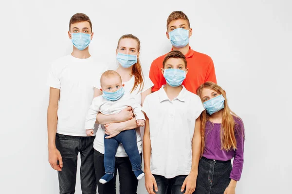 Cavid Pandemic Coronavirus Young Family Parents Children Wear Protective Mask — Stock Photo, Image