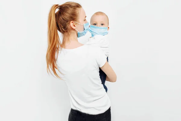 Seorang Ibu Dan Bayi Kecil Dalam Pelukan Mereka Dalam Topeng — Stok Foto