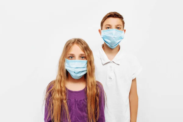 Adolescente Uma Menina Máscaras Proteção Médica Contra Doenças Virais Durante — Fotografia de Stock