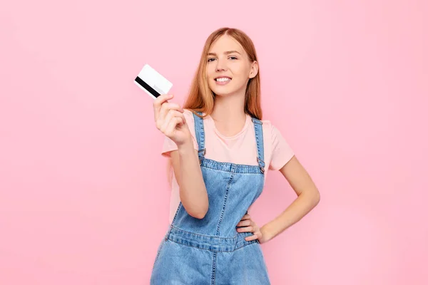 Portret Van Een Gelukkige Jonge Vrouw Casual Kleding Met Een — Stockfoto