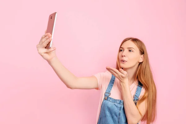 Una Atractiva Joven Con Estilo Toma Una Selfie Teléfono Inteligente — Foto de Stock