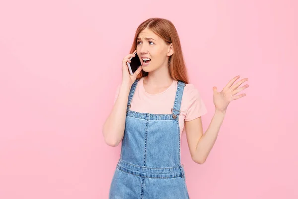 Una Chica Enojada Nerviosa Irritada Está Hablando Teléfono Móvil Gritando — Foto de Stock