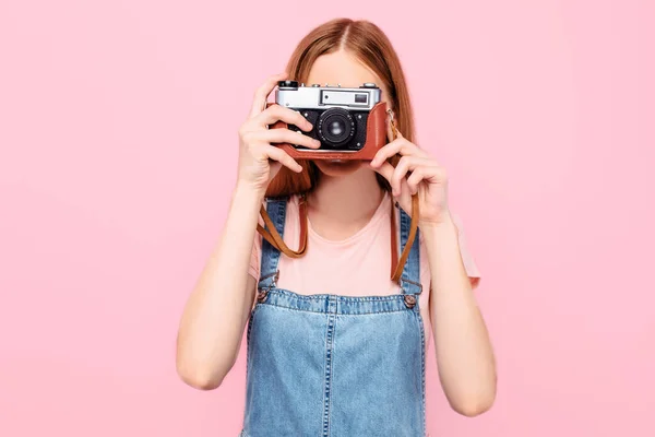 Gadis Muda Bergaya Menarik Mengambil Foto Dengan Kamera Retro Terisolasi — Stok Foto