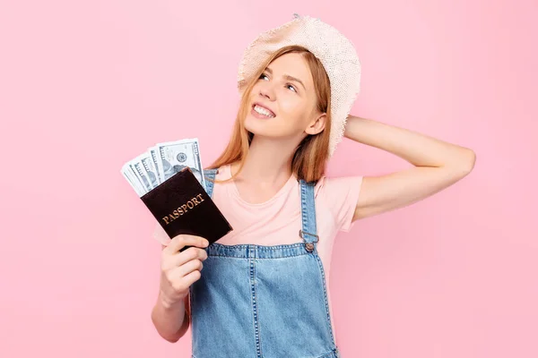 Feliz Joven Atractiva Con Sombrero Cabeza Con Ventilador Dinero Pasaporte — Foto de Stock