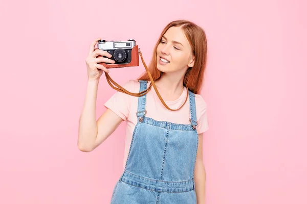 매력적 스타일의 소녀는 카메라를 가지고 사진을 찍는다 — 스톡 사진