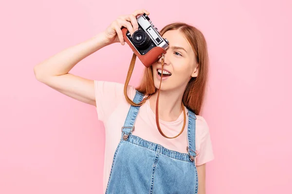 Aantrekkelijk Stijlvol Jong Meisje Maakt Foto Met Een Retro Camera — Stockfoto