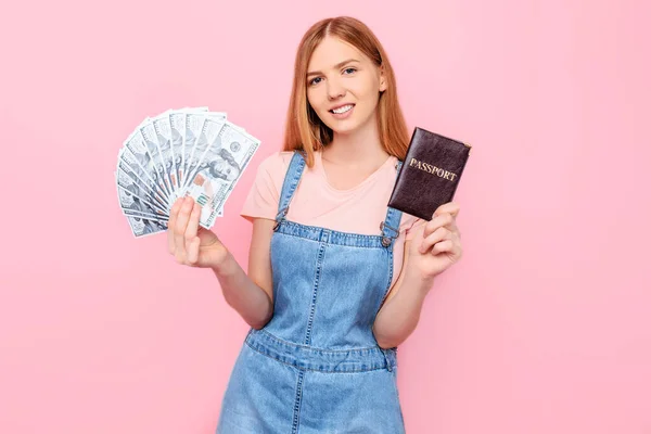 Счастливая Привлекательная Молодая Девушка Деньгами Паспортом Розовом Фоне — стоковое фото