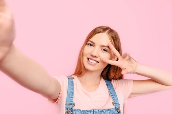 Eine Attraktive Junge Stilvolle Frau Macht Ein Selfie Mit Ihrem — Stockfoto