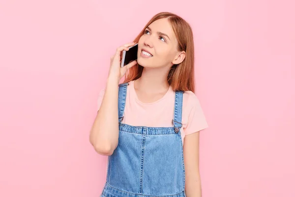 Приваблива Молода Дівчина Говорить Мобільному Телефоні Ізольованому Рожевому Фоні — стокове фото