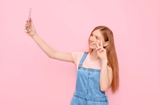 Una Atractiva Joven Elegante Mujer Toma Una Selfie Smartphone Mostrando — Foto de Stock