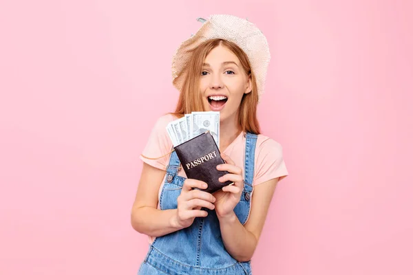 Menina Jovem Atraente Feliz Com Chapéu Cabeça Com Dinheiro Passaporte — Fotografia de Stock